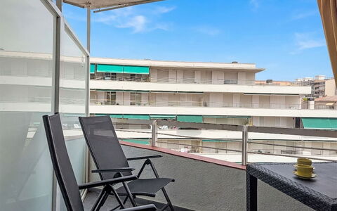 Xaloc: Appartement, Sol, Composite, Balcon, Condominium, Bâtiment Commercial, Verre, Ombre, Daylighting, Chaise