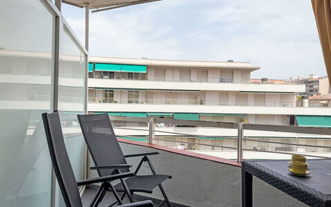 Xaloc: Appartement, Balcon, Sol, Composite, Condominium, Bâtiment Commercial, Verre, Ombre, Chaise, Daylighting
