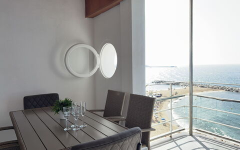 Clara: Meubles, Sol, Mer, Verre, Océan, Chaise, Ombre, Table Cuisine Et Salle A Manger, Balcon, Table Basse