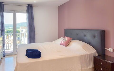 Clara: Lit, Meubles, Chambre, Literie, Drap De Lit, Design Intérieur, Bois, Linge, Sol, Pièce