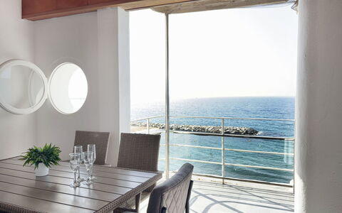 Clara: Meubles, Sol, Design Intérieur, Mer, Table, Sol, Chaise, Océan, Verre, Table Cuisine Et Salle A Manger