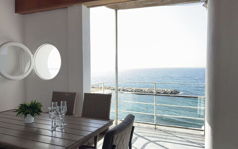 Clara: Meubles, Mer, Sol, Sol, Table, Océan, Chaise, Verre, Ombre, Côte