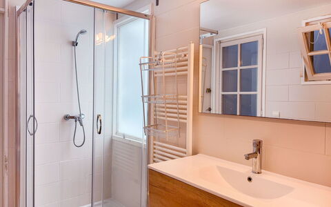 Clara: Salle De Bains, Luminaire Plomberie, Sol, Sol, Design Intérieur, Robinet, Évier, Plomberie, Pièce, Lavabo