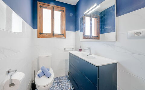 Can Nura: Bleu, Sol, Sol, Luminaire Plomberie, Salle De Bains, Armoire De Toilette, Tuile, Toilette, Plomberie, Robinet
