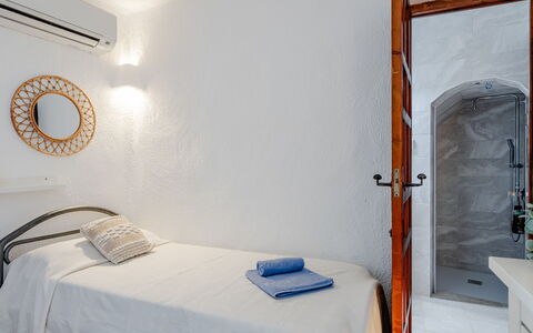 Can Nura: Lit, Chambre, Mur, Literie, Drap De Lit, Design Intérieur, Sol, Meubles, Plafond, Sol