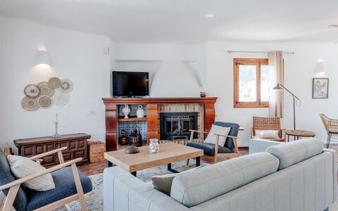 Can Nura: Meubles, Design Intérieur, Canapé, Bois, Salon, Sol, Plafond, Pièce, Domicile, Sol