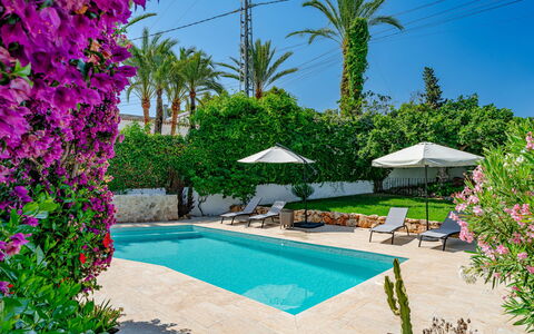 Can Nura: Bleu, Piscine, Recours, Eco Hôtel, Mobilier De Jardin, Ombre, Jardin, Aménagement Paysager, Hacienda