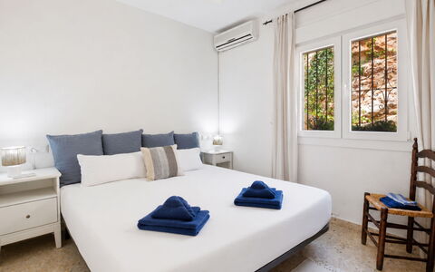 Pueblo de la Luz: Design Intérieur, Appartement, Sol, Domicile, Sol, Chambre, Lit, Pièce, Couvre-Fenêtres, Cadre De Lit