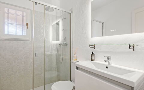 Sol Moraira: Salle De Bains, Luminaire Plomberie, Mur, Sol, Design Intérieur, Sol, Miroir, Évier, Robinet, Plafond