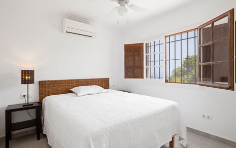 Sol Moraira: Lit, Chambre, Meubles, Literie, Design Intérieur, Drap De Lit, Sol, Bois, Plafond, Sol
