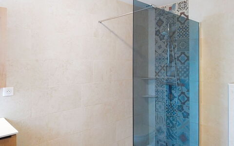 Le Jardin du Calme: Sol, Sol, Tuile, Luminaire Plomberie, Salle De Bains, Tete De Douche, Plomberie, Douche