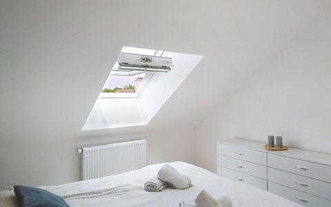 Le Jardin du Calme: Plafond, Design Intérieur, Éclairage, Luminaire, Chambre, Domicile, Meubles, Pièce, Grenier, Lit