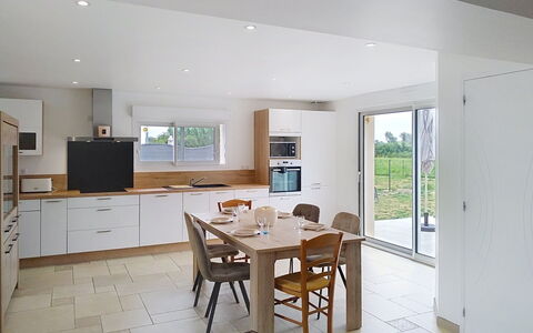 Le Jardin du Calme: Meubles, Sol, Design Intérieur, Bois, Sol, Cuisine, Plafond, Comptoir, Cabinetry, Éclairage