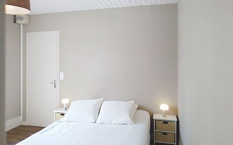 Riviera: Mur, Design Intérieur, Chambre, Meubles, Sol, Bois, Sol, Lit, Literie, Textile