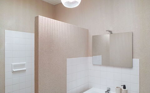 Riviera: Mur, Sol, Design Intérieur, Sol, Luminaire Plomberie, Salle De Bains, Marron, Plomberie, Évier, Plafond