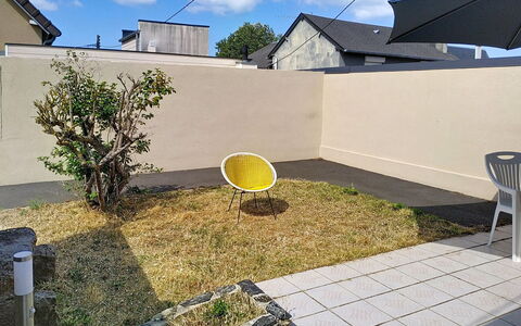 Riviera: Meubles, Domicile, Composite, Mobilier De Jardin, Chaise, Pot De Fleur, Jardin, Arrière-Cour, Ombre, Béton