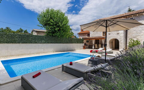 Trošti: Piscine, Recours, Mobilier De Jardin, Biens, Hacienda, Balancelle, Caractéristique De L'Eau, Villa, Aménagement Paysager, Cour