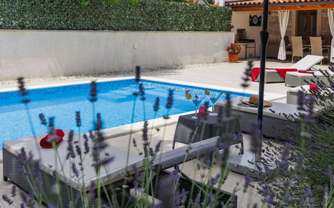 Trošti: Piscine, Recours, Loisir, Mobilier De Jardin, Composite, Parapluie, Eco Hôtel, Caractéristique De L'Eau, Chaise, Ombre