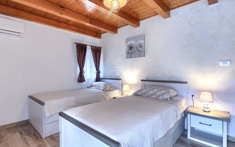 Trošti: Domicile, Meubles, Sol, Lit, Chambre, Dur, Cadre De Lit, Tache De Bois, Oreiller, Hôtel