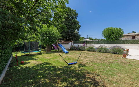 Trošti: Arbre, Jardin, Pelouse, Ombre, Loisir, Parc, Aménagement Paysager, Cour, Arrière-Cour, Équipement Extérieur Play