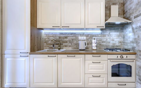 Trošti: Cuisine, Cabinetry, Comptoir, Appareil De Cuisine, Principaux Appliance, Design Intérieur, Domicile, Meubles, Sol, Évier