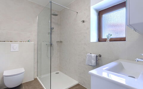 Trošti: Salle De Bains, Sol, Luminaire Plomberie, Sol, Design Intérieur, Robinet, Plomberie, Plafond, Tuile, Douche