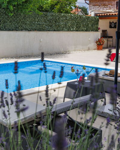 Trošti: Piscine, Recours, Loisir, Mobilier De Jardin, Composite, Parapluie, Eco Hôtel, Caractéristique De L'Eau, Chaise, Ombre