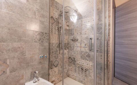 Noah: Sol, Sol, Salle De Bains, Luminaire Plomberie, Design Intérieur, Plomberie, Tuile, Douche, Tete De Douche, Plafond