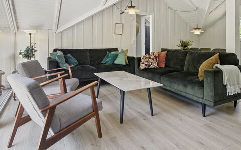 Tenna - 30Km from the Sea: Meubles, Canapé, Sol, Bois, Design Intérieur, Salon, Sol, Domicile, Parquet