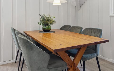Tenna - 30Km from the Sea: Meubles, Sol, Design Intérieur, Sol, Table, Bois, Chaise, Parquet, Salle À Manger, Table Cuisine Et Salle A Manger