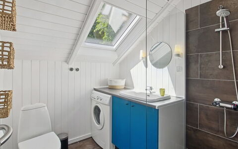 Tenna - 30Km from the Sea: Luminaire Plomberie, Design Intérieur, Sol, Évier, Sol, Armoire De Toilette, Plafond, Robinet, Salle De Bains, Plomberie