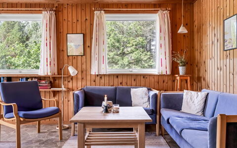 Iivo - 3.5Km from the Sea: Meubles, Bois, Design Intérieur, Salon, Sol, Canapé, Domicile, Sol, Pièce, Tache De Bois