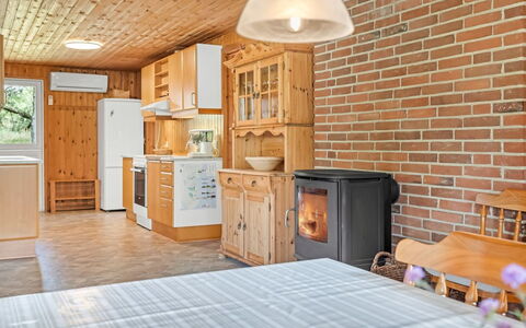 Iivo - 3.5Km from the Sea: Meubles, Bois, Design Intérieur, Plafond, Pièce, Cabinetry, Cuisine, Domicile, Chaise, Tache De Bois
