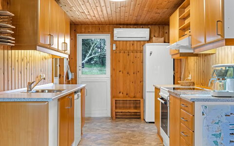 Iivo - 3.5Km from the Sea: Cuisine, Comptoir, Appareil De Cuisine, Principaux Appliance, Bois, Cabinetry, Design Intérieur, Sol, Plafond, Meubles