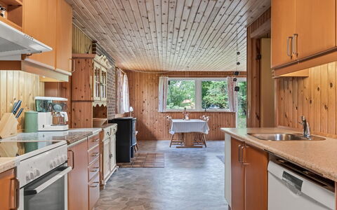 Iivo - 3.5Km from the Sea: Cuisine, Bois, Comptoir, Plafond, Sol, Meubles, Design Intérieur, Cabinetry, Principaux Appliance, Appareil De Cuisine