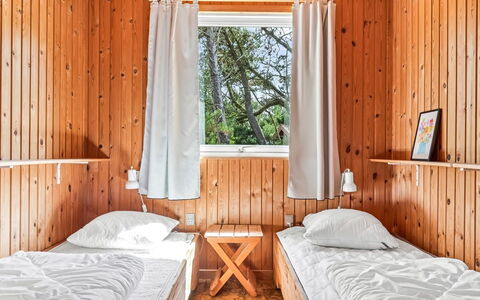 Iivo - 3.5Km from the Sea: Bois, Chambre, Sol, Design Intérieur, Lit, Sol, Plafond, Drap De Lit, Dur, Meubles