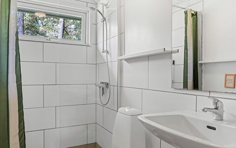 Iivo - 3.5Km from the Sea: Luminaire Plomberie, Design Intérieur, Sol, Salle De Bains, Sol, Lavabo, Évier, Toilette, Plomberie, Robinet
