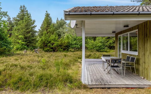 Iivo - 3.5Km from the Sea: Herbe, Maison, Chalet, Domicile, Arbuste, Lot Terre, Toit, Porche, Zone Rurale, Prairie