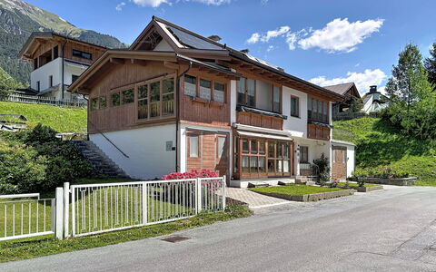 Resimini: Fenêtre, Maison, Zone Résidentielle, Domicile, Architecture, Toit, Établissements Humains, Chalet, Porte, Balcon