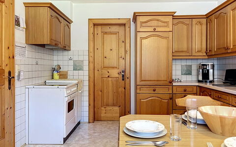 Resimini: Cabinetry, Design Intérieur, Sol, Bois, Cuisine, Meubles, Comptoir, Sol, Plafond, Placard