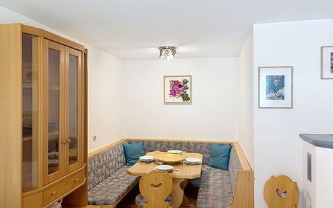 Resimini: Bois, Design Intérieur, Meubles, Sol, Sol, Pièce, Tache De Bois, Cabinetry, Salon, Dur