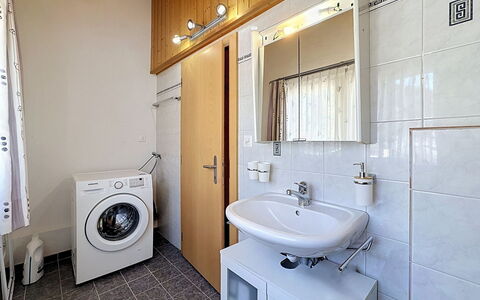Haus Wasserfall: Sol, Luminaire Plomberie, Design Intérieur, Sol, Évier, Bois, Plafond, Lavabo, Robinet, Salle De Bains