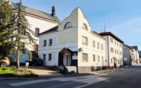 Rokytnice Nad Jizerou 328: Bâtiment, Fenêtre, Ville, Familiale, City Car, Voiture Compacte, Berline