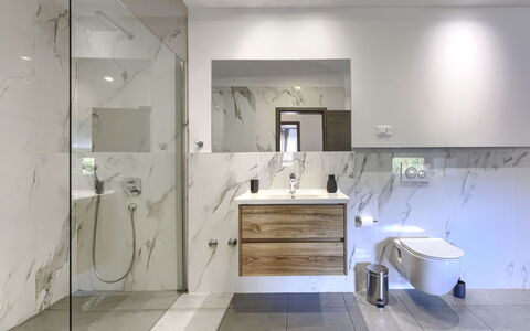 A.e.m: Sol, Design Intérieur, Sol, Mur, Luminaire Plomberie, Salle De Bains, Armoire De Toilette, Évier, Robinet, Miroir