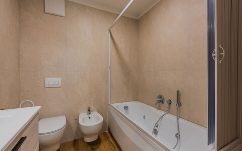 La Corona: Salle De Bains, Luminaire Plomberie, Baignoire, Sol, Mur, Sol, Design Intérieur, Robinet, Évier, Plomberie