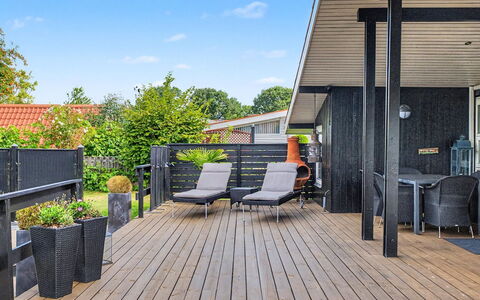 Annalina - 230M from the Sea: Bois, Parquet, Porche, Plate-Forme, Dur, Mobilier De Jardin, Tache De Bois, Meubles, Planche, Ombre