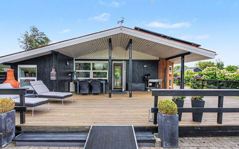 Annalina - 230M from the Sea: Toit, Domicile, Porte, Porche, Chalet, Ombre, Plate-Forme, Siding, Structure En Plein Air, Store