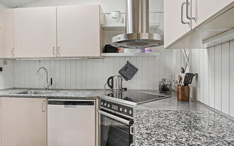 Annalina - 230M from the Sea: Cuisine, Appareil De Cuisine, Comptoir, Principaux Appliance, Design Intérieur, Sol, Evier, Luminaire Plomberie, Robinet, Cabinetry