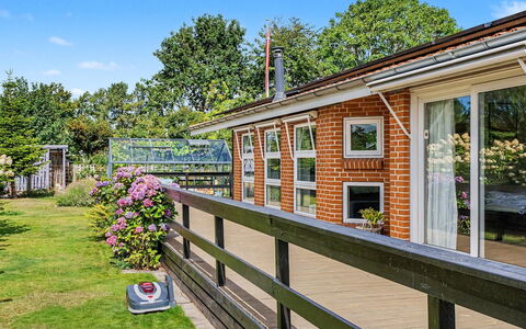 Annalina - 230M from the Sea: Arbuste, Domicile, Jardin, Chalet, Couverture De Sol, Biens, Porche, Cour, Ferme, Aménagement Paysager