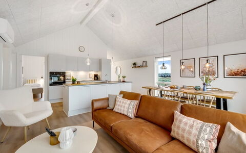 Thormund - 400M from the Sea: Sol, Design Intérieur, Bois, Canapé, Plafond, Sol, Meubles, Salon, Domicile, Luminaire